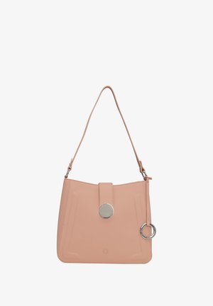 Persikfarvet lædertaske med en glat overflade, der har en frontklap, en rund sølvspænde og en enkelt skulderrem.
