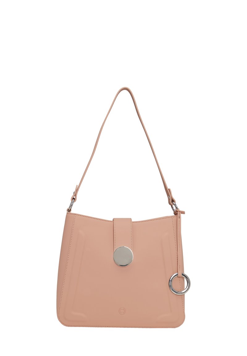 Persikofärgad läderhandväska med slät yta, försedd med en framficka, cirkulär silverlås och en enkel axelrem.