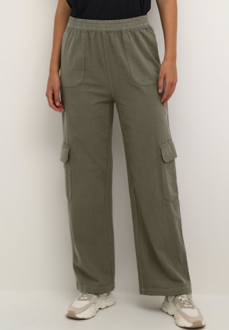 Pantalons cargo vert olive avec une taille élastique, des poches latérales et deux grandes poches à rabat. Fabriqués en tissu léger, ils offrent une coupe ample.