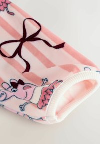 Ružový fleece materiál s bielymi pruhmi, s kreslenou postavičkou s mašľou, volánovým lemom a mäkkým ribbed manžetou.