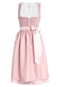 Růžový dirndl s přiléhavým korzetem, vlnkovaným výstřihem a dekorativním šněrováním. Stužka v pase se váže do mašle, sukně je vzorovaná a s kostkovaným lemem.