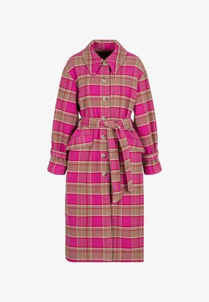Różowo-beżowy płaszcz w kratę wykonany z teksturowanej tkaniny, z kołnierzem, zapinany na guziki, z paskiem w talii i kieszeniami bocznymi.