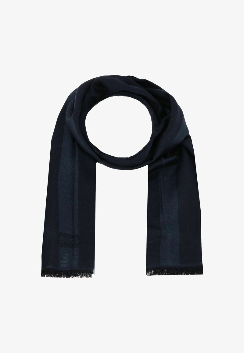 Bufanda azul marino hecha de tejido suave, con un sutil patrón a rayas, terminada con bordes con flecos y un discreto detalle de logo.