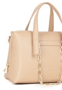 Beige håndtaske lavet af struktureret syntetisk materiale, med dobbelte håndtag, guld kæde detalje og lynlåslukning med mærkepræg på fronten.