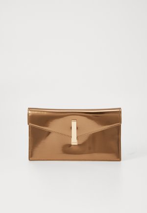 Pochette rectangulaire en bronze métallique brillant avec rabat et fermoir à barre verticale dorée, centrée sur un fond uni.