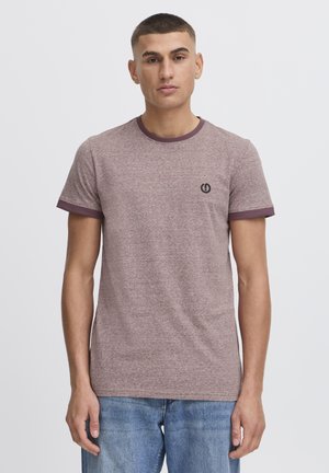 Camiseta de manga corta color marrón con un cuello y remates de manga en un marrón oscuro en contraste; presenta un pequeño logo negro en el pecho.