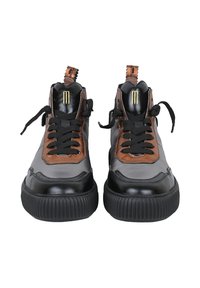 Czarno-szare skórzane sneakersy za kostkę z brązowymi akcentami, z okrągłymi sznurówkami, teksturowaną podeszwą i pętlą do zakupu na pięcie.