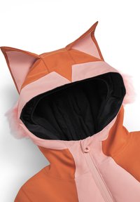 Giacca arancione con dettagli fucsia, dotata di cappuccio che ricorda orecchie di volpe, fodera interna nera e chiusura frontale con zip.