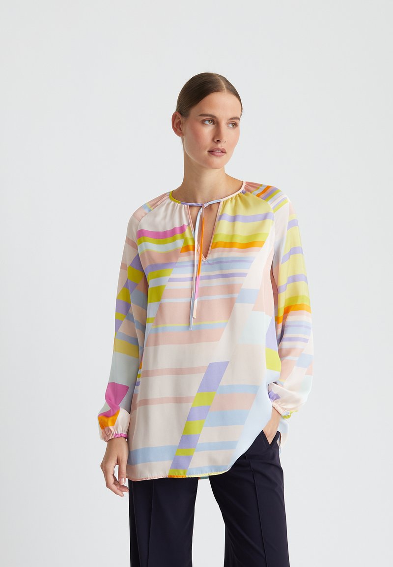 Bunte, leichte Bluse mit Rundhalsausschnitt, gerafften Manschetten und einer Mischung aus horizontalen und vertikalen Streifen in Pastellfarben.