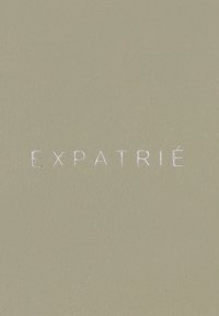Világos bézs bőr felület, amelyen a "EXPATRIÉ" debossed logó diszkrét, csillogó felülettel található. A textúra sima, minimális szemcsézettséggel.