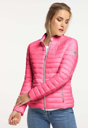 Gevoerde roze jas met een hoge kraag, ritssluitingen en zijzakken, met een gestikte textuur en zilveren hardwareaccenten.
