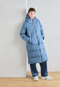 Marc O'Polo PUFFER COAT WITH HOOD SIDE SLITS WITH ZIPPER WELT POCKETS BACKPACK BELTS - Dūnu mētelis - hazy blue
