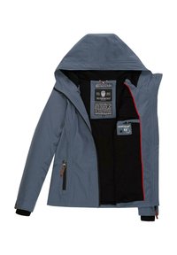 Veste à capuche bleue ouverte pour montrer la doublure intérieure noire avec étiquettes, passepoils rouges, et poches extérieures zippées avec languettes de tirage marron.