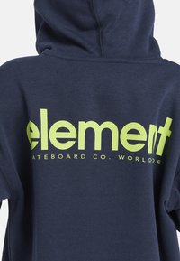 Mörkblå hoodie med en stor limegrön logotyp på ryggen som står "element SKATEBOARD CO. WORLDWIDE." Mjuk, strukturerad tyg.