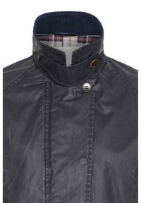 Navy wasserfeste Jacke mit Stehkragen, ausgestattet mit einem karierter Innenfutter, Druckknopfverschluss und strukturiertem Stoff.