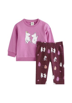 Kinder tweedelige outfit met een roze longsleeve met twee witte cartoonfiguren en bijpassende bordeauxrode broek met bomen- en hartjespatroon.