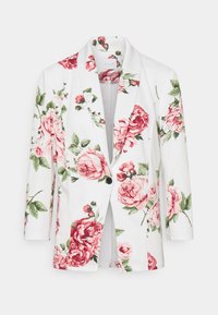 Kwiatowy żakiet z białej tkaniny z różowymi różami i zielonymi liśćmi, zapinany na jeden guzik, z rękawami długości do połowy przedramienia.