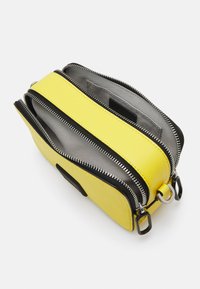 Karl Lagerfeld Jeans LOGO PATCH CAMERA - Torba preko tijela - cyber yellow