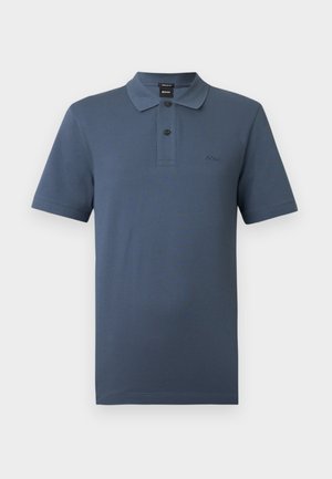 Polo de algodão macio em azul escuro, com gola clássica, pala com dois botões, mangas curtas e logótipo bordado no peito.