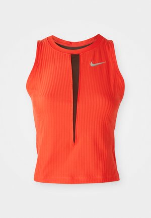 Rød ribbestrikket ermeløs crop topp med frontutskjæring og Nike-logo i sølv. Glatt tekstur og tettsittende design egnet for trening.
