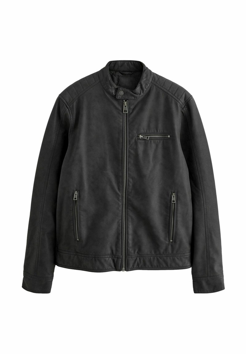 Chaqueta de cuero negra con cuello alto, cierre frontal con cremallera y tres bolsillos con cremallera. Presenta paneles texturizados en los hombros.