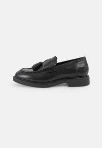 Mocasini din piele neagră cu vârful rotund, ciucuri decorativi, detalii cusute și o talpă joasă din cauciuc. Design clasic, ușor de încălțat.