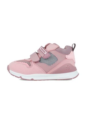 Zapatilla infantil rosa con paneles de malla, materiales de ante y goma, correas ajustables de velcro y una suela blanca acolchada.