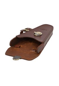 Bruine leren hoes met een open ontwerp, interieur blootgesteld. Bevat messing beslag, twee banden en een gegraveerd logo. Platte basis.