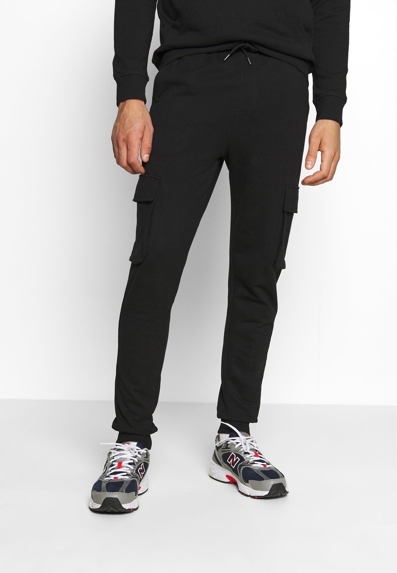 Herren Trainingsanzüge | Only & Sons ONSKIAN KENDRICK PANT Jogginghose black/schwarz - FD27161 Herren Trainingsanzüge | Only & Sons ONSKIAN KENDRICK PANT Jogginghose black/schwarz - FD27161