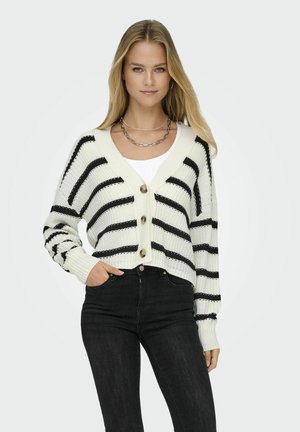 Cárdigan de punto con rayas negras sobre un fondo blanco roto, con escote en forma de V y tres botones grandes. Puños y bajo acanalados.