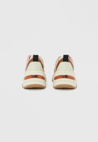 Αθλητικά παπούτσια με παστέλ χρωματικό συνδυασμό που περιλαμβάνει ανοιχτό πράσινο, ροδάκινο και καφέ υλικά. Παχιά λευκή σόλα με πορτοκαλί λεπτομέρεια και μαύρη θηλιά έλξης.