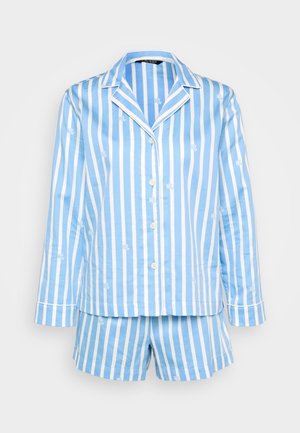 Ensemble de pyjama rayé bleu clair avec des rayures blanches, comprenant un haut à manches longues avec col et un short assorti, fabriqué en coton doux.