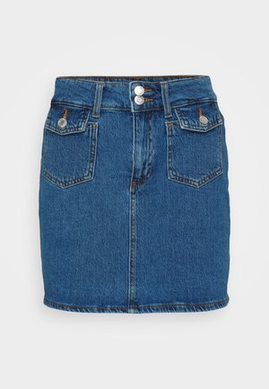 Denim mini suknja, tamnoplava, ima visoki struk s dva prednja gumba, dizajn s pet džepova i kontrastnu šav na rubu.