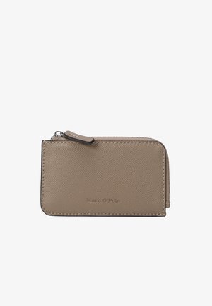 Taupekleurige leren ritszak met een gestructureerd oppervlak en gestikte randen, compact formaat ontworpen voor het dragen van kleine voorwerpen.