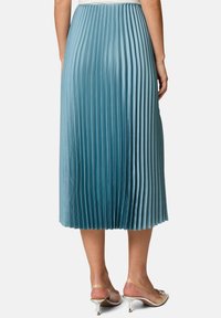 Gonna midi plissettata in satin azzurro chiaro con una vita strutturata. Presenta pieghe verticali, texture liscia e un design a strati all'orlo.