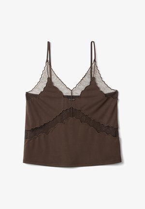 Haut camisole marron à fines bretelles, avec un galon en dentelle le long de l'encolure et des panneaux en dentelle diagonaux sur le devant.