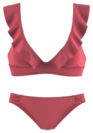 Červený bikini set s volány na vršku, hlubokým véčkovým výstřihem a na spodní části s nařasením a malým kovovým akcentem.