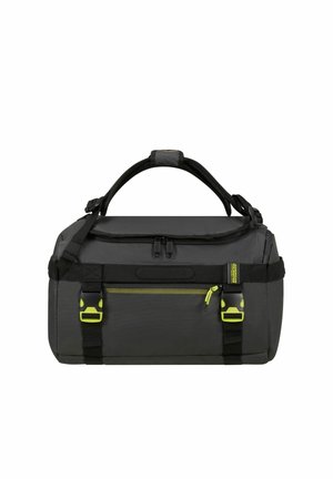 Sac polochon gris foncé compact avec deux poignées, poche avant zippée avec fermeture éclair jaune, et deux sangles noires avec boucles jaunes.