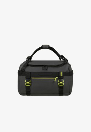 Sac polochon gris foncé compact avec deux poignées, poche avant zippée avec fermeture éclair jaune, et deux sangles noires avec boucles jaunes.