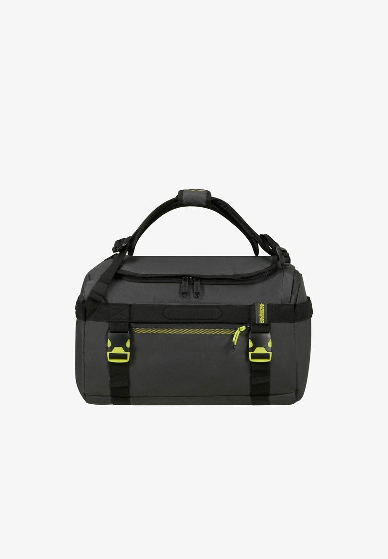 Sac polochon gris foncé compact avec deux poignées, poche avant zippée avec fermeture éclair jaune, et deux sangles noires avec boucles jaunes.