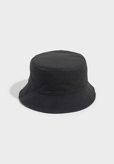 Cappello a secchiello nero realizzato in tessuto liscio, con una parte superiore arrotondata e una visiera larga che scende verso il basso, con dettagli cuciti.