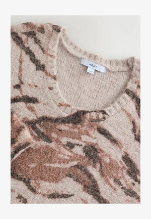 Bežs džemperis ar teksturētu, pūkainu apdari, kas rotāta ar tumši brūniem un sarkanbrūniem abstraktiem rakstiem, un ar noapaļotu kakla izgriezumu.