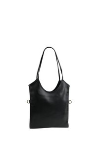 Zwarte leren tote bag met een gladde textuur, afgeronde bovenkant en twee schouderbanden. Kenmerkt zich door een minimalistisch ontwerp en metalen accenten.