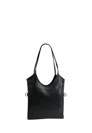 Zwarte leren tote bag met een gladde textuur, afgeronde bovenkant en twee schouderbanden. Kenmerkt zich door een minimalistisch ontwerp en metalen accenten.