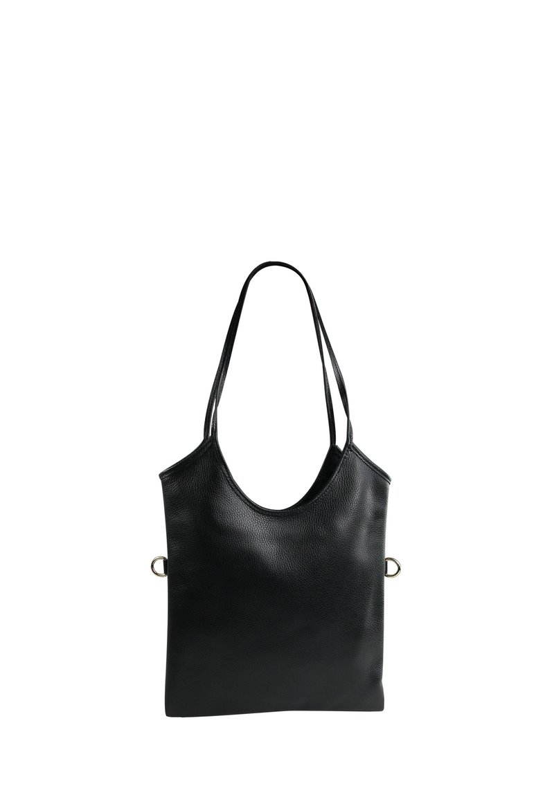 Zwarte leren tote bag met een gladde textuur, afgeronde bovenkant en twee schouderbanden. Kenmerkt zich door een minimalistisch ontwerp en metalen accenten.
