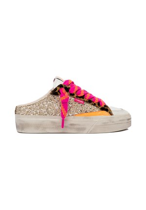 Sneaker basso con lati glitterati dorati, suola bianca, lacci rosa acceso e arancioni, bordatura con stampa leopardata e punta e tallone avorio.