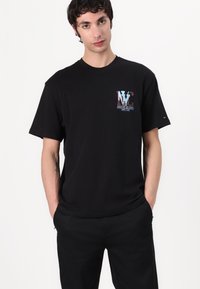 Zwarte katoenen t-shirt met een multicolor "NY" grafische logo op de borst. Korte mouwen en een ontspannen pasvorm. Glad textuur.