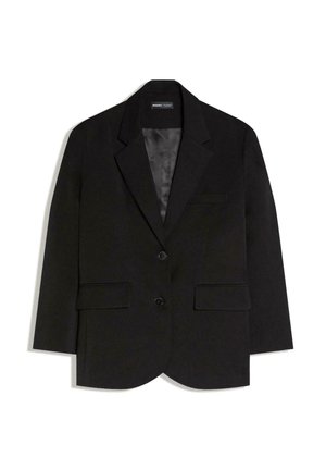 Musta räätälöity bleiseri, jossa on kaksi etutaskua läpällä, kaksi nappia, lovikaulus ja sileä satiinivuori.