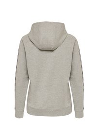 Sudadera gris claro con bolsillos tipo canguro, puños de canalé y capucha con cordón. Cuenta con franjas negras a lo largo de las mangas. Tejido suave.