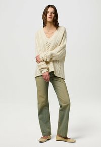 Wrangler LONG SLEEVE V NECK CABLE - RELAXED FIT - Strickpullover - ivory